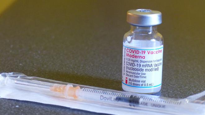 Covid-19 : le CHU de Saint-Étienne étudie l'interchangeabilité des vaccins Pfizer et Moderna