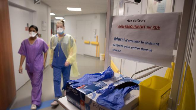 Covid-19 en France : 1345 patients en soins critiques et 17 nouveaux décès