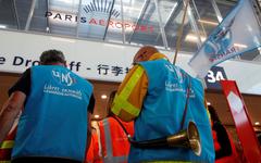 Aéroports de Paris : le terminal 2E de Roissy bloqué par des manifestants, un nouveau préavis de grève pour le 9 juillet