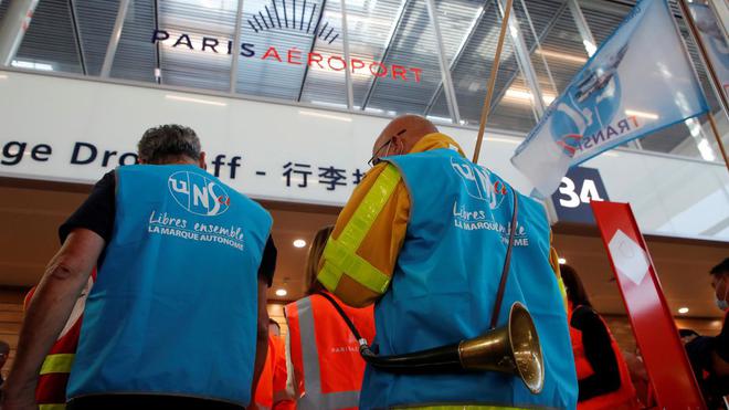 Aéroports de Paris : le terminal 2E de Roissy bloqué par des manifestants, un nouveau préavis de grève pour le 9 juillet