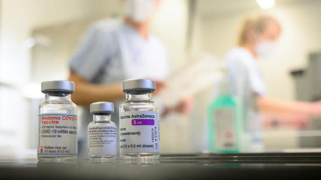 Covid-19: l'Allemagne recommande d'injecter du Pfizer ou du Moderna après une dose d'AstraZeneca