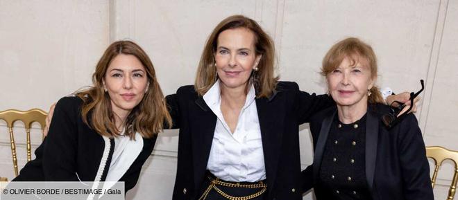 PHOTOS – Carole Bouquet, très élégante, illumine le défilé Chanel Haute Couture