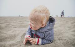 Est-ce que c’est dangereux de laisser son enfant bouffer du sable à la plage ? (Genre un verre à shot)