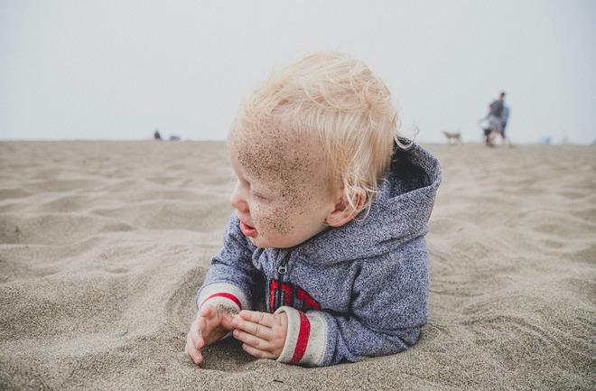 Est-ce que c’est dangereux de laisser son enfant bouffer du sable à la plage ? (Genre un verre à shot)