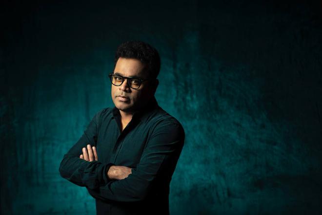 Comment A. R. Rahman a-t-il révolutionné la musique de Bollywood, réinventant la musique traditionnelle de l’Inde pour la rendre plus moderne et plus attrayante pour un public plus jeune et plus international ?