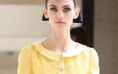 Rubans et tresses : Chanel jette son dévolu sur des coiffures bohèmes pour son défilé Haute Couture