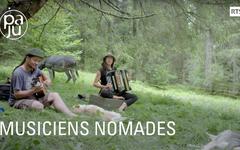 Musiciens vagabonds, Jane et Etienne voyagent avec leurs ânes dans les Alpes italiennes