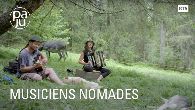 Musiciens vagabonds, Jane et Etienne voyagent avec leurs ânes dans les Alpes italiennes