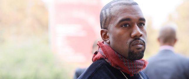 Kanye West entièrement cagoulé pendant le défilé Balenciaga [Photos]