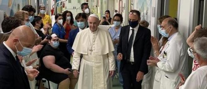 Le pape François a quitté aujourd'hui en fin de matinée l'hôpital de Rome où il était en convalescence après avoir été opéré du côlon le 4 juillet