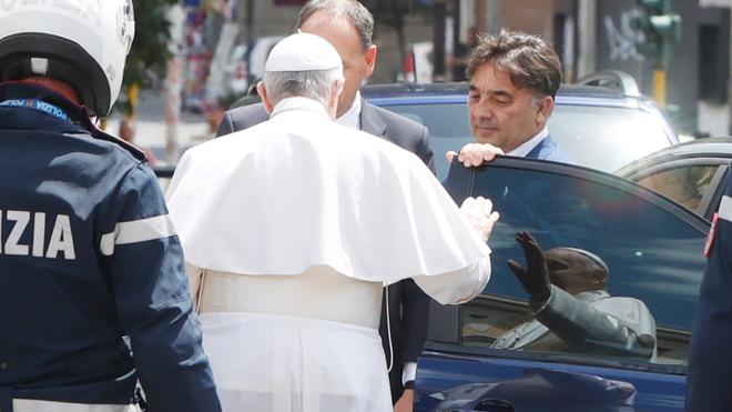 Le pape François quitte l'hôpital 10 jours après son opération