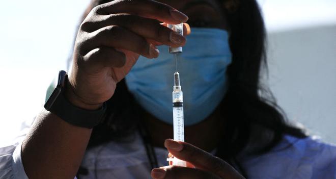 La France fournit à la Tunisie plus d’un million de vaccins d’AstraZeneca et de Johnson & Johnson