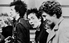 Les membres des Sex Pistols s’affrontent par avocats interposés autour de l'utilisation dans une série de la musique du groupe emblématique du punk britannique