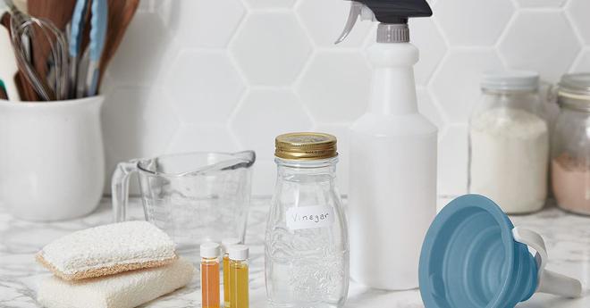 Un détergent naturel multi-usage pour nettoyer les couches de graisse sur les poêles, casseroles et pour laver les surfaces de votre salle de bain