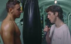 VIDÉO. Troye Sivan complexé par les corps musclés dans le clip de « Stud »
