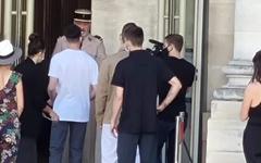 A Bordeaux, Philippe Etchebest se déguise en gendarme pour dénoncer le pass sanitaire