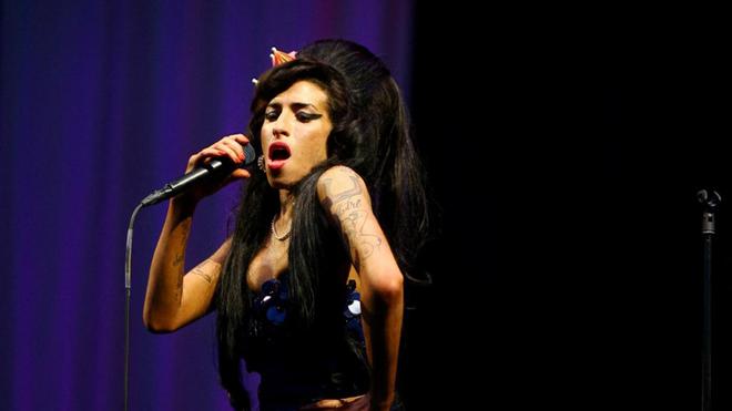 Amy Winehouse : dix ans après sa mort tragique, sa famille lui rend hommage dans un documentaire