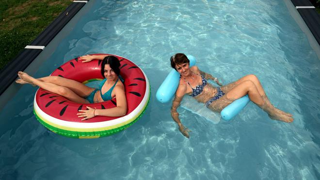 «La piscine plutôt que les vacances» : ces Français qui préfèrent se baigner à la maison
