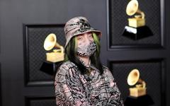 Billie Eilish sort son album Happier Than Ever, Dua Lipa dans le clip Demeanor de Pop Smoke, Black M en week-end à Ibiza... Le récap musique de la semaine