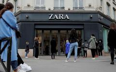Mode: Zara frappe fort et met en vente une robe inspirée par Dolce & Gabbana!