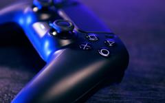 DualSense :  la nouvelle manette PS5 en version noire bénéficie de 10 € de réduction