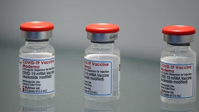 Covid-19: le vaccin Moderna plus efficace que le Pfizer contre le variant Delta, selon une étude