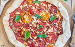 Tarte rustique à la tomate, moutarde et feta