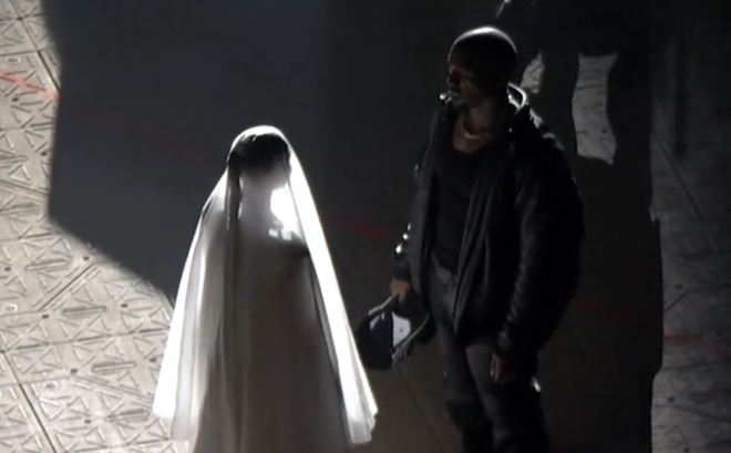 Kim Kardashian : elle retrouve Kanye West sur scène en robe de mariée