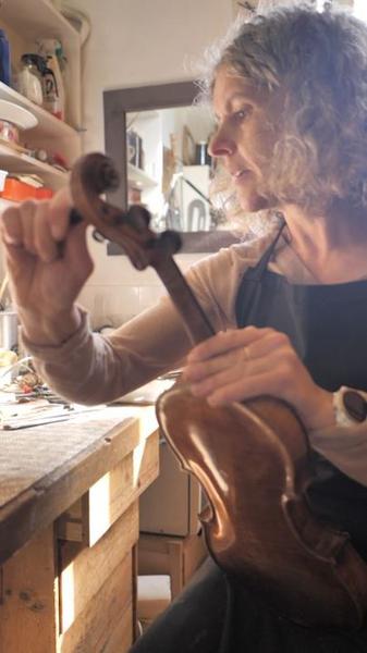 Après des études de lettres elle se réoriente et devient luthière