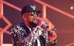 Procès de R. Kelly : une victime raconte son calvaire et bouleverse la cour