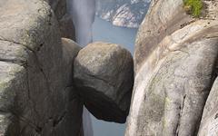 Le défi du Kjeragbolten – un rocher coincé entre deux falaises