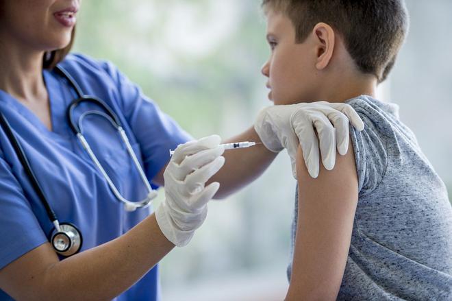 Pfizer et BioNTech prévoient de demander l'approbation de la FDA pour leur vaccin anti-COVID-19 chez les enfants âgés de cinq à onze ans "dans les semaines à venir" (Daily Mail)