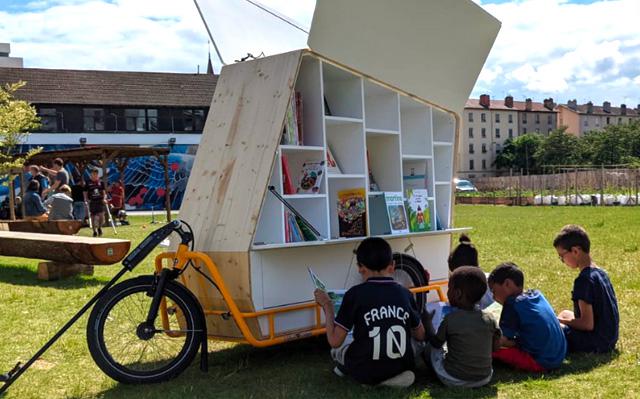 Lyon : un vélo-bibliothèque part à la rencontre des enfants