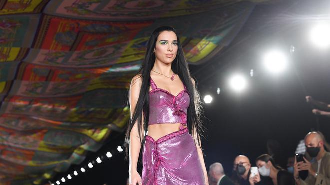 Dual Lipa embrase la toile en défilant pour Versace à Milan