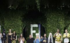 PHOTOS – Kate Moss et sa fille Lila Grace stars du défilé surprise qui réunit Fendi et Versace