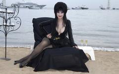 L’actrice Cassandra Peterson qui incarne la célèbre Elvira a fait son coming out