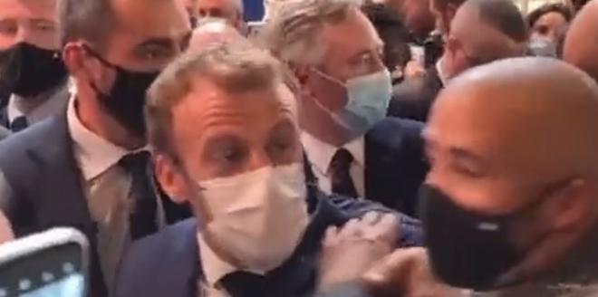 Emmanuel Macron visé par un jet d’oeuf en plein bain de foule (vidéo)