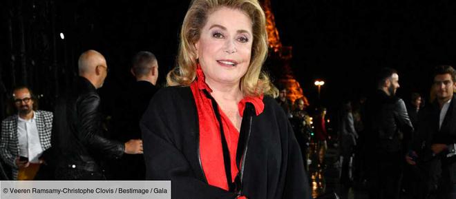 PHOTOS – Catherine Deneuve majestueuse en rouge et noir au défilé Saint Laurent