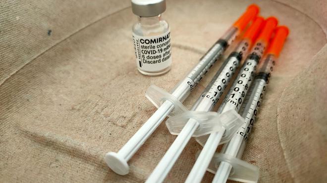 Covid-19 : des doses de Pfizer périmées injectées à 250 personnes dans la Loire