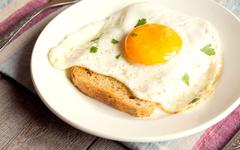 Astuce cuisine : voici les trois moyens efficaces pour éviter de vous éclabousser lorsque vous réalisez des œufs au plat !