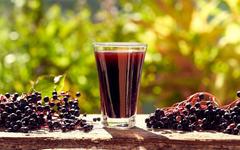 Astuce santé : La boisson de sureau noir pourrait renforcer votre système immunitaire pour que vous ne tombiez pas malade cet hiver !
