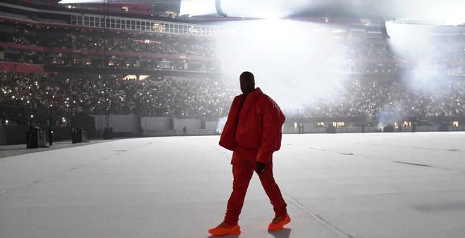 Kanye West interprète "Runaway" et "Flashing Lights" lors d’un mariage de luxe