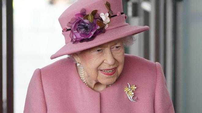 Elizabeth II souffrante : la reine d'Angleterre annule une visite en Irlande du Nord "à contrecoeur"