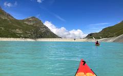 Le lac du barrage de Moiry : kayak et rando – Val d’Anniviers (Suisse)