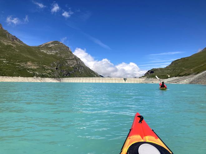 Le lac du barrage de Moiry : kayak et rando – Val d’Anniviers (Suisse)