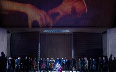 Rigoletto à l’Opéra de Paris : un incontournable du répertoire de Verdi mis en scène par Claus Guth.