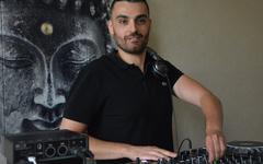Tarn-et-Garonne. Romain Mesama, le DJ qui mixe pour les personnes sourdes et malentendantes