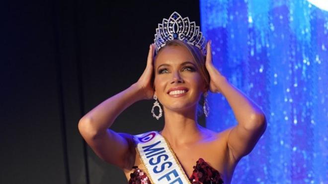 Miss France : Amandine Petit victime de « mains aux fesses » ? Elle répond