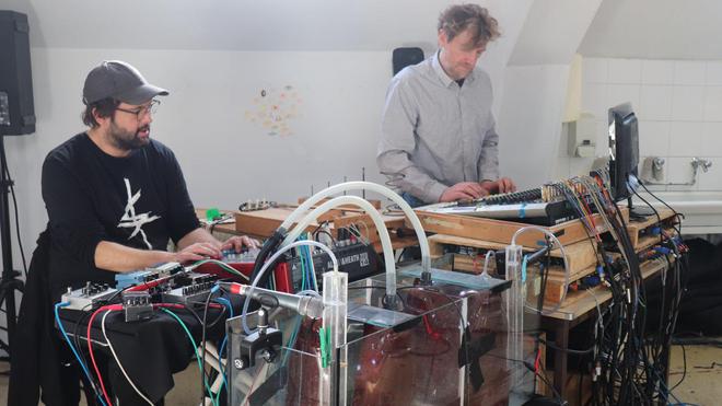 Bubu Pagier, musicien expérimental teste son orgue à eau à la galerie Duchamp à Yvetot