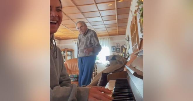 Elle reprend Bach au piano pour son grand-père atteint d’Alzheimer : une vidéo remplie d’émotion